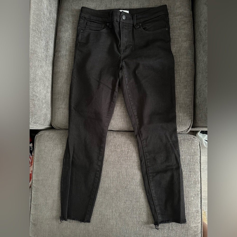 Good American black skinny jeans with frayed bottom hem